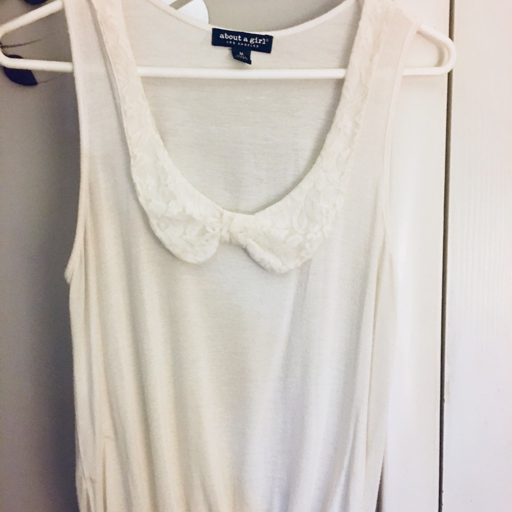🌸Off white adorable like new sleeveless top size M  3 $5 listings 3 for $12 🌸